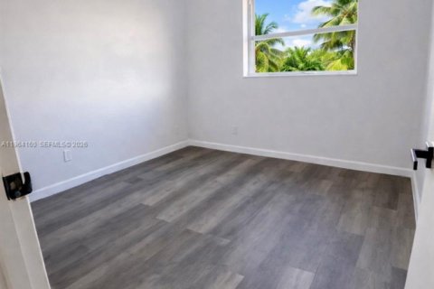 House in Pompano Beach, Florida 3 bedrooms, 120.4 sq.m. № 2030786 - photo 12