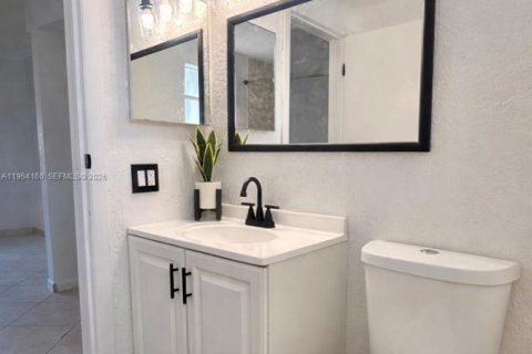 House in Pompano Beach, Florida 3 bedrooms, 120.4 sq.m. № 2030786 - photo 25