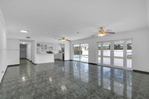 Casa en venta en Miami, Florida, 4 dormitorios, 184.41 m2 № 1967514 - foto 26
