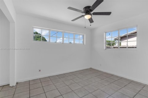 Casa en venta en Miami, Florida, 4 dormitorios, 184.41 m2 № 1967514 - foto 7