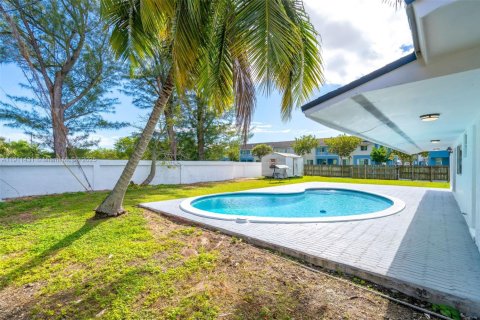 Casa en venta en Miami, Florida, 4 dormitorios, 184.41 m2 № 1967514 - foto 20