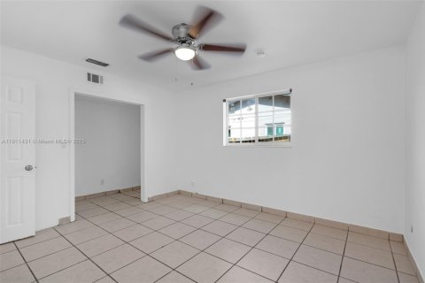 Casa en venta en Miami, Florida, 4 dormitorios, 184.41 m2 № 1967514 - foto 11