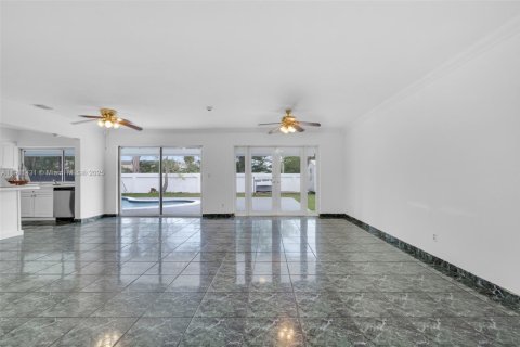 Casa en venta en Miami, Florida, 4 dormitorios, 184.41 m2 № 1967514 - foto 24