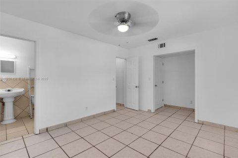 Casa en venta en Miami, Florida, 4 dormitorios, 184.41 m2 № 1967514 - foto 10