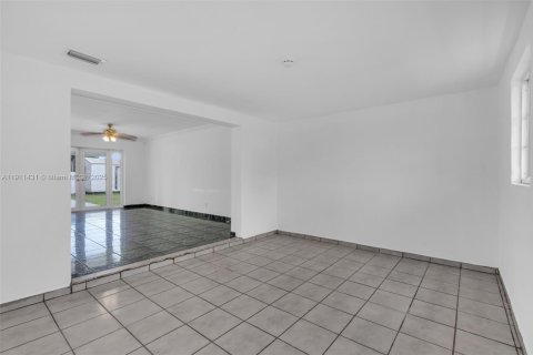 Casa en venta en Miami, Florida, 4 dormitorios, 184.41 m2 № 1967514 - foto 23