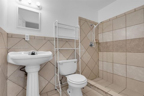 Casa en venta en Miami, Florida, 4 dormitorios, 184.41 m2 № 1967514 - foto 12