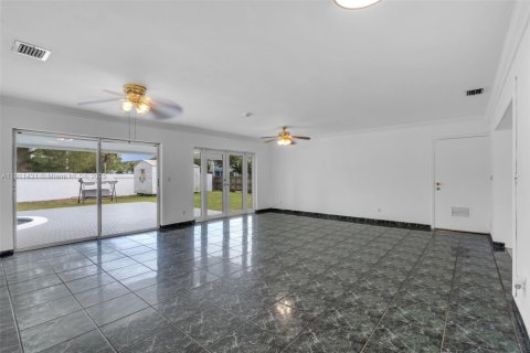 Casa en venta en Miami, Florida, 4 dormitorios, 184.41 m2 № 1967514 - foto 28