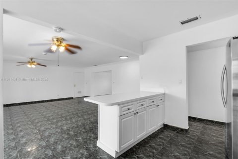 Casa en venta en Miami, Florida, 4 dormitorios, 184.41 m2 № 1967514 - foto 2