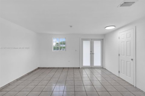 Casa en venta en Miami, Florida, 4 dormitorios, 184.41 m2 № 1967514 - foto 25