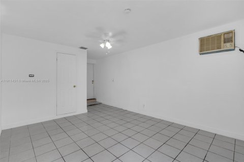 Casa en venta en Miami, Florida, 4 dormitorios, 184.41 m2 № 1967514 - foto 17