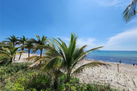 Condominio en Hallandale Beach, Florida, 2 dormitorios  № 2087282