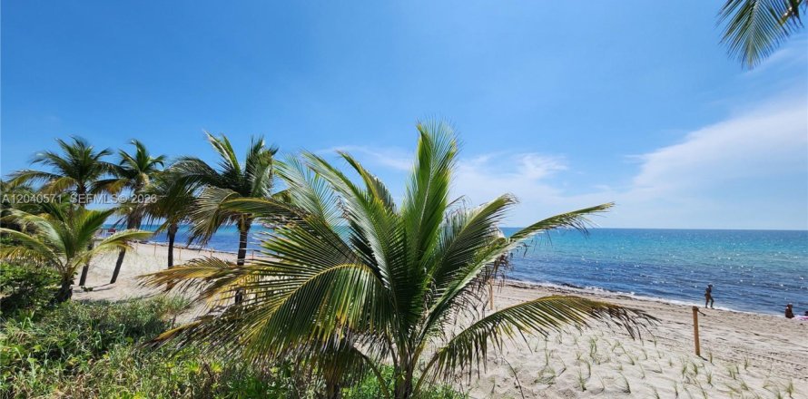 Condominio en Hallandale Beach, Florida, 2 dormitorios  № 2087282