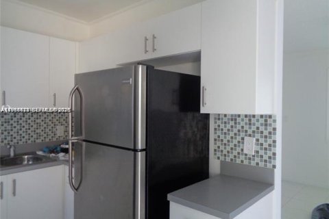 Снять в аренду виллу или дом в Холливуд, Флорида 3 спальни, 110.55м2, № 2048394 - фото 3