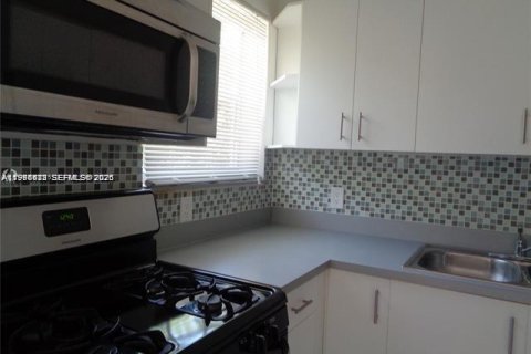 Снять в аренду виллу или дом в Холливуд, Флорида 3 спальни, 110.55м2, № 2048394 - фото 2