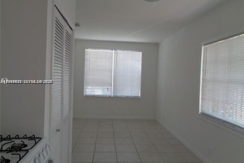 Снять в аренду виллу или дом в Холливуд, Флорида 3 спальни, 110.55м2, № 2048394 - фото 8