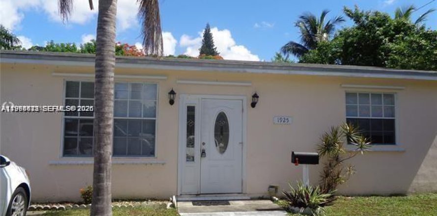 Дом в Холливуд, Флорида 3 спальни, 110.55м2 № 2048394