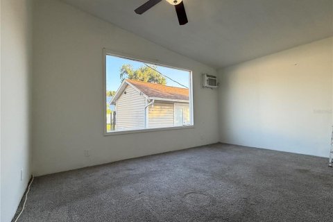House in Lakeland, Florida 5 bedrooms, 190.54 sq.m. № 2152157 - photo 11