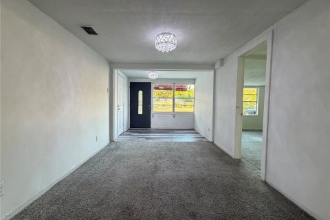 House in Lakeland, Florida 5 bedrooms, 190.54 sq.m. № 2152157 - photo 3
