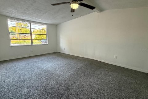 House in Lakeland, Florida 5 bedrooms, 190.54 sq.m. № 2152157 - photo 17