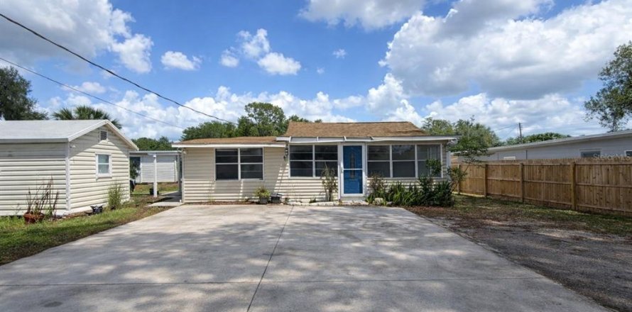 House in Lakeland, Florida 5 bedrooms, 190.54 sq.m. № 2152157