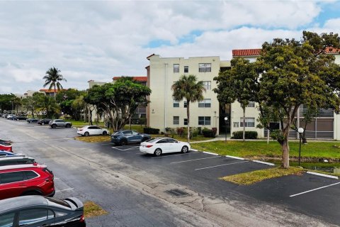 Condo in North Lauderdale, Florida, 1 bedroom  № 2026193 - photo 8