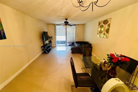 Condo in North Lauderdale, Florida, 1 bedroom  № 2026193 - photo 3