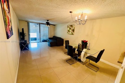 Condo in North Lauderdale, Florida, 1 bedroom  № 2026193 - photo 4