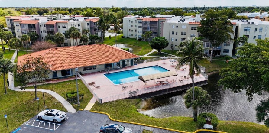 Condo in North Lauderdale, Florida, 1 bedroom  № 2026193