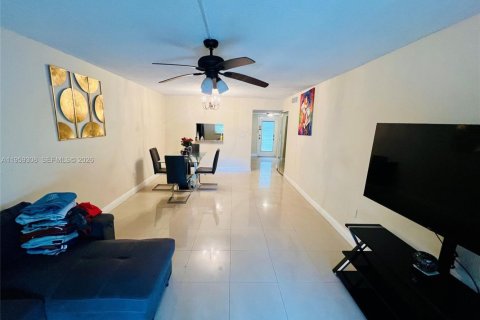 Condo in North Lauderdale, Florida, 1 bedroom  № 2026193 - photo 7