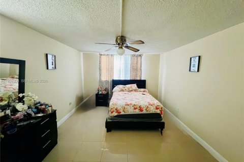 Condo in North Lauderdale, Florida, 1 bedroom  № 2026193 - photo 6