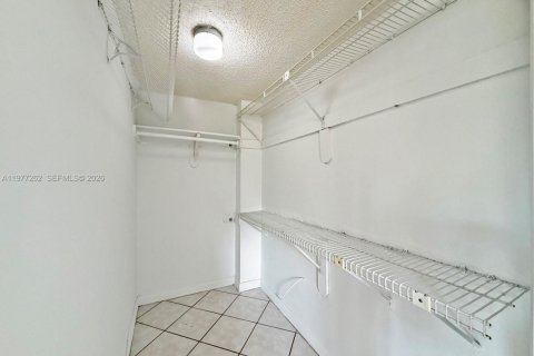 Copropriété à louer à Miami, Floride: 3 chambres, 96.62 m2 № 2046428 - photo 8