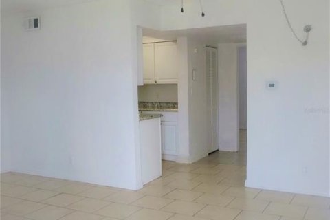 Condo in DeLand, Florida, 1 bedroom  № 2104762 - photo 4
