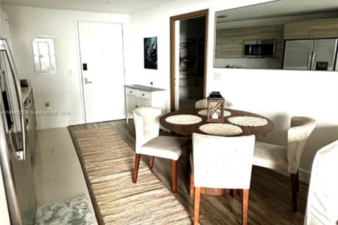 Condo in Miami, Florida, 1 bedroom  № 1708778 - photo 5