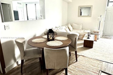 Condo in Miami, Florida, 1 bedroom  № 1708778 - photo 2