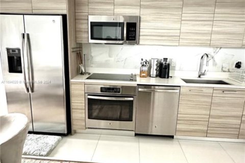 Condo in Miami, Florida, 1 bedroom  № 1708778 - photo 3