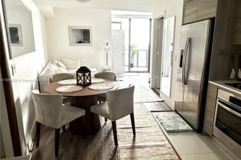 Condo in Miami, Florida, 1 bedroom  № 1708778 - photo 1