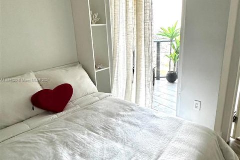Condo in Miami, Florida, 1 bedroom  № 1708778 - photo 16