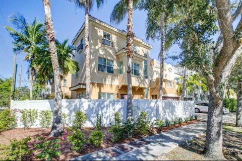 Casa en alquiler en Fort Lauderdale, Florida, 3 dormitorios, 189.71 m2 № 1973180 - foto 2