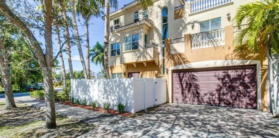 Casa en Fort Lauderdale, Florida 3 dormitorios, 189.71 m2 № 1973180