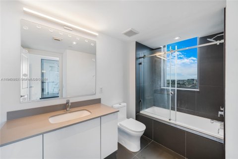 Купить кондоминиум в Майами, Флорида 2 спальни, 93.74м2, № 2061487 - фото 13