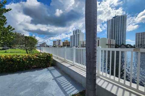 Condo in Hallandale Beach, Florida, 1 bedroom  № 1966688 - photo 6