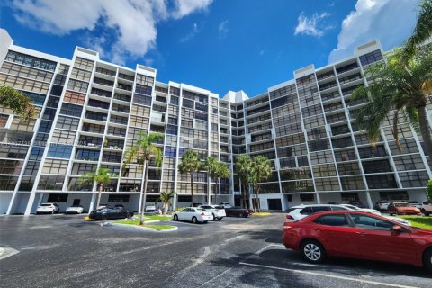 Condo in Hallandale Beach, Florida, 1 bedroom  № 1966688 - photo 12