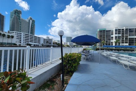 Condo in Hallandale Beach, Florida, 1 bedroom  № 1966688 - photo 5