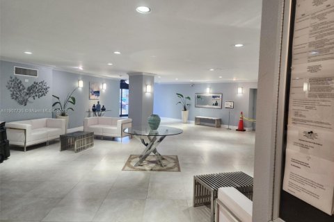 Condo in Hallandale Beach, Florida, 1 bedroom  № 1966688 - photo 8