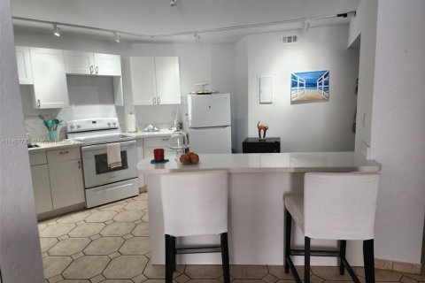 Condo in Hallandale Beach, Florida, 1 bedroom  № 1966688 - photo 1