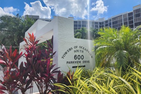 Condo in Hallandale Beach, Florida, 1 bedroom  № 1966688 - photo 16