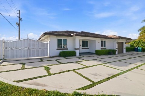 Villa ou maison à louer à Miami, Floride: 4 chambres, 134.62 m2 № 1999501 - photo 4