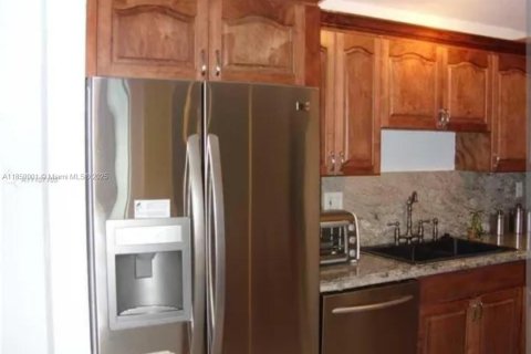 Condo in Doral, Florida, 1 bedroom  № 1961195 - photo 5