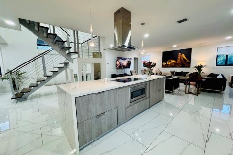 House in Cutler Bay, Florida 5 bedrooms, 315.77 sq.m. № 1978803 - photo 11