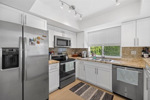 Villa ou maison à vendre à Coral Gables, Floride: 3 chambres, 153.66 m2 № 2083837 - photo 13